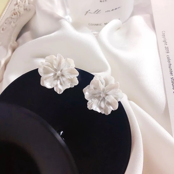 Korean romantic carve patterns flowers on Resin stud earrings - Picture 2 of 3